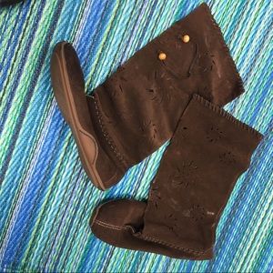 Super cute suede boots.